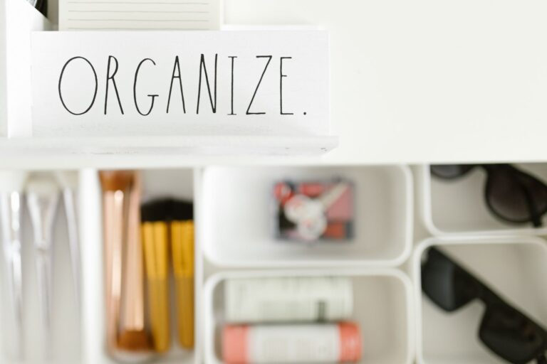 How to Create a Clutter-Free and Calm Home Environment